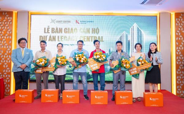 Cư dân phấn khởi nhận bàn giao căn hộ Legacy Central