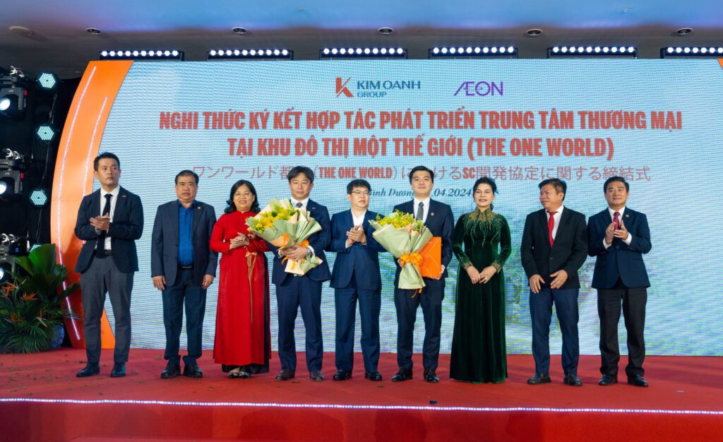 Đại diện Kim Oanh Group tặng hoa cho các đại biểu, đối tác thay cho lời cảm ơn chân thành từ những cam kết và lời chúc ý nghĩa