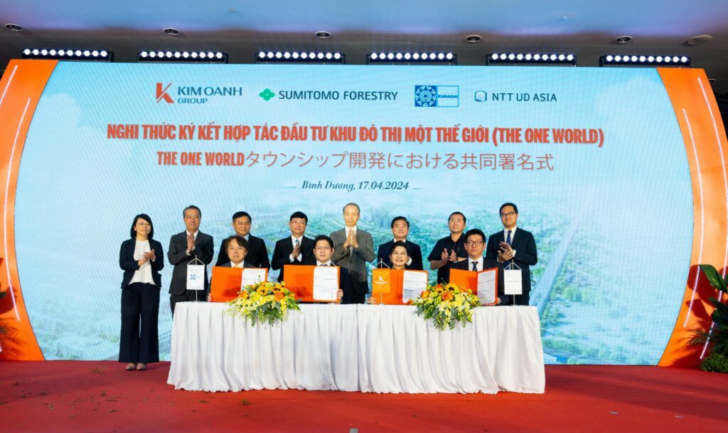 Đại diện Kim Oanh Group cùng đại diện Sumitomo Forestry, Kumagai Gumi, NTT thực hiện nghi thức ký kết hợp tác đầu tư dự án tại sự kiện