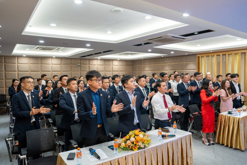 Ban lãnh đạo Kim Oanh Group cùng hòa mình vào bài hát truyền thống “Tự hào Địa ốc Kim Oanh”