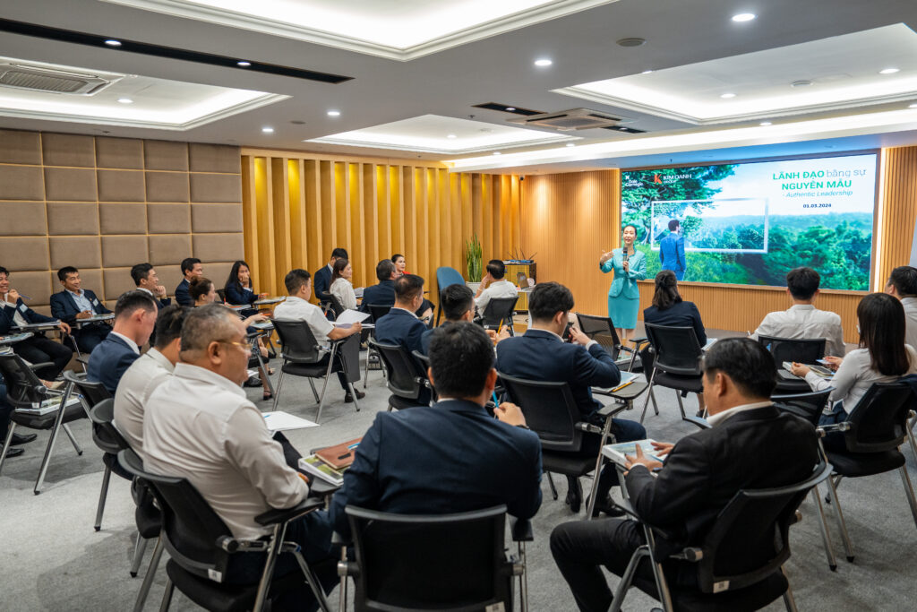 Chương trình diễn ra trong không khí đầy hào hứng với sự tham gia đầy đủ, nhiệt tình của các học viên.