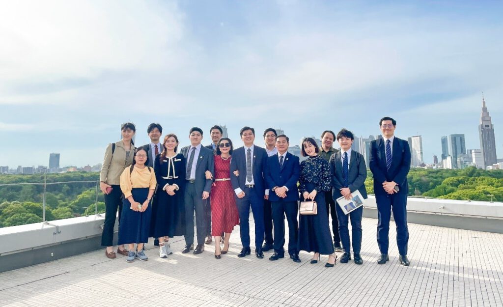 Đoàn Kim Oanh Group chụp ảnh lưu niệm cùng đội ngũ NTT Urban Development khi tham quan một khu trung tâm thương mại và chung cư do chính tập đoàn này đầu tư.