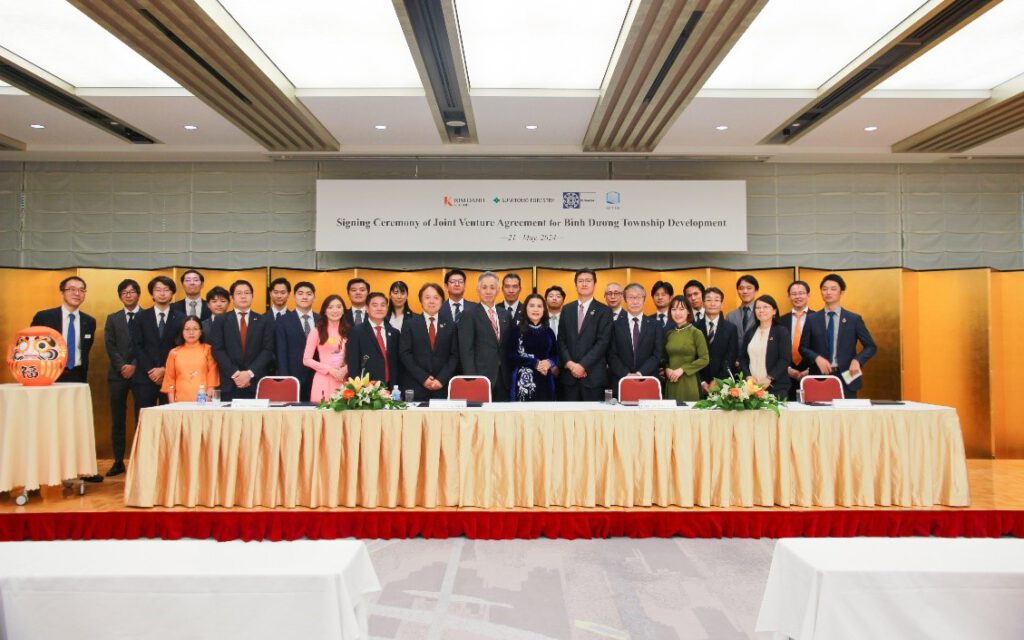 Ban lãnh đạo Kim Oanh Group và các đối tác chụp ảnh lưu niệm sau nghi thức ký kết 