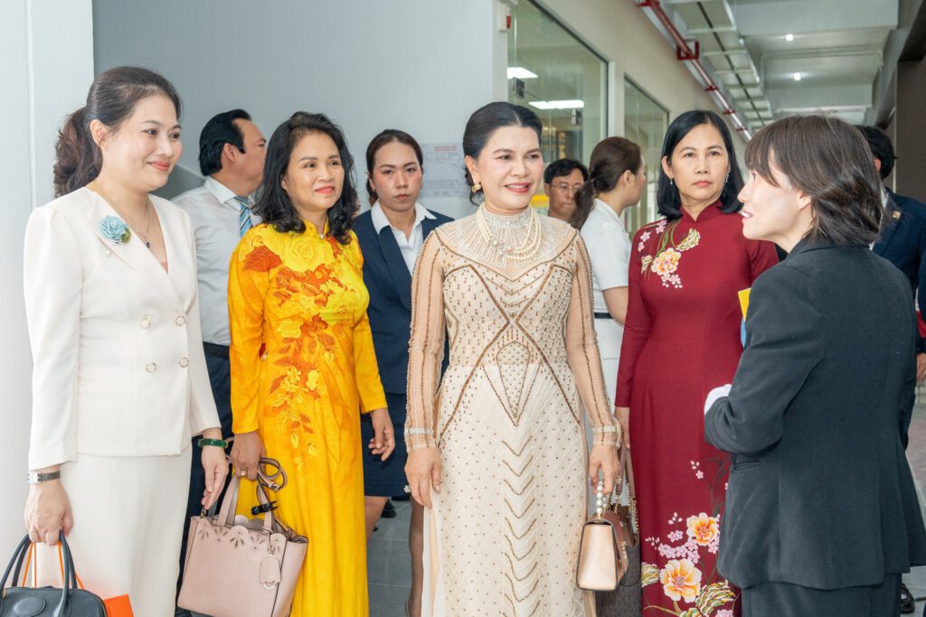 Bà Đặng Thị Kim Oanh - Chủ tịch HĐQT, Tổng Giám đốc Kim Oanh Group (giữa) cùng các khách mời tham quan cơ sở vật chất của trường INschool Bến Cát